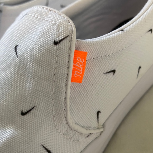 Women’s New Nike Slip-On sz9 - Picture 4 of 5